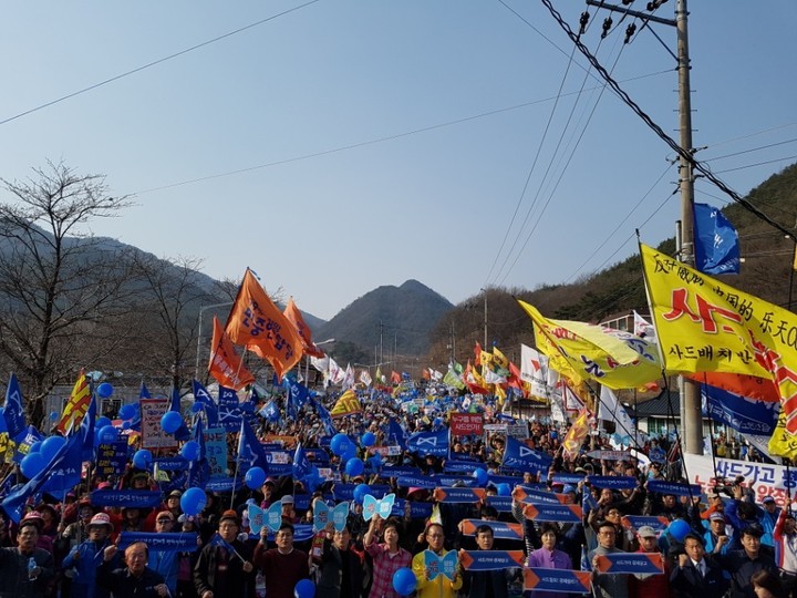 지난달 18일 오후 경북 성주군 초전면 소성리 회관 앞 도로에서 열린 ‘불법사드 원천무효 배치강행 중단을 위한 소성리 범국민 평화행동’에서 5000여명이 참가해 사드 배치 반대를 외치고 있다. 김일우 기자 cooly@hani.co.kr