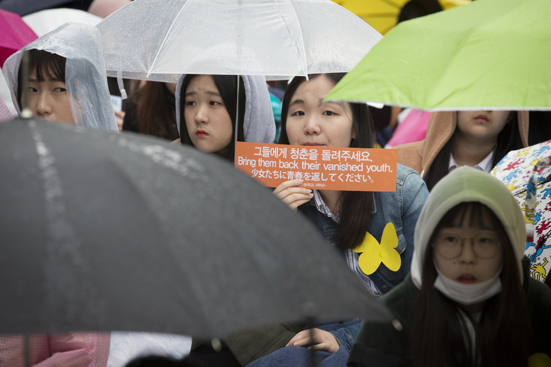 일본군 위안부 피해자 이순덕 할머니가 별세한 다음 날인 5일 서울 종로구 옛 일본대사관 건너편에서 열린 '제1277차 일본군성노예제 문제해결을 위한 정기 수요시위'에 청소년들이 한국과 일본 정부에 문제 해결을 촉구하며 참석했다. 김성광 기자 flysg2@hani.co.kr