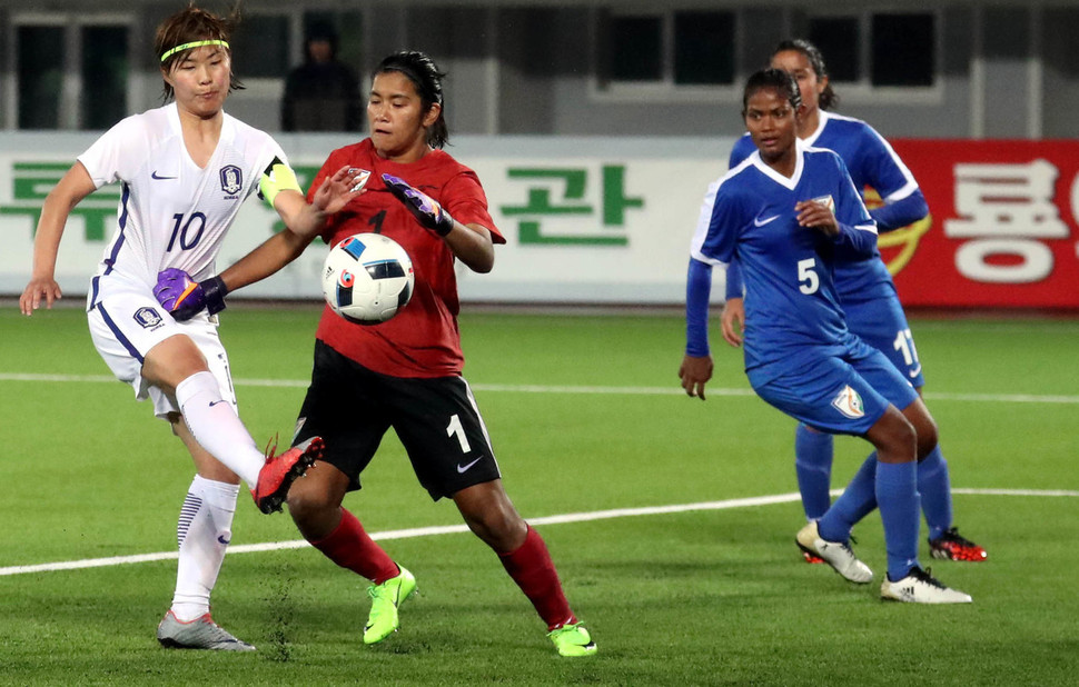 한국 여자축구대표팀의 지소연(10번)이 5일 평양 김일성경기장에서 열린 아시안컵 예선 B조 인도와의 경기에서 10번째 골을 터뜨리고 있다. 한국의 10-0 승. 평양/사진공동취재단