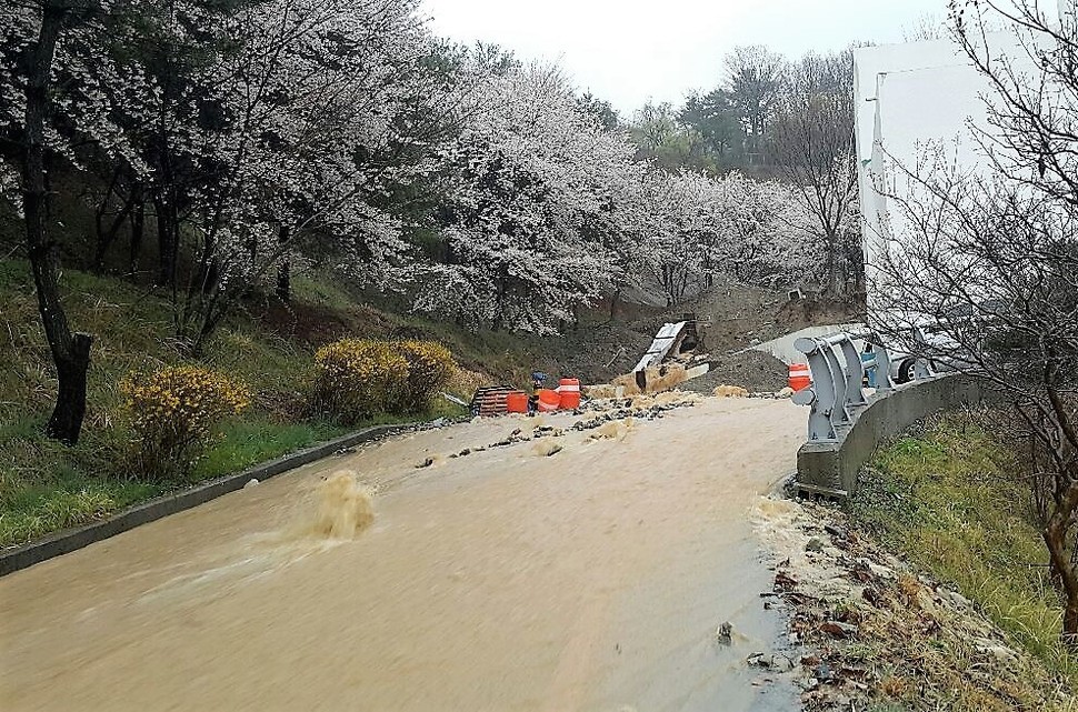 5일 오후부터 6일 오전까지 내린 큰비로 6일 새벽 5시50분께 경남 창원시 창원터널 인근 언덕이 무너졌다. 경남경찰청 제공