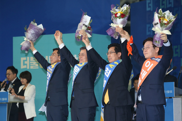 지난 3일 서울 고척스카이돔에서 열린 더불어민주당 대선후보 경선에서 후보들이 손을 맞잡고 인사하고 있다. 왼쪽부터 안희정 충남지사, 문재인 전 대표, 최성 고양시장, 이재명 성남시장. 한겨레 자료사진