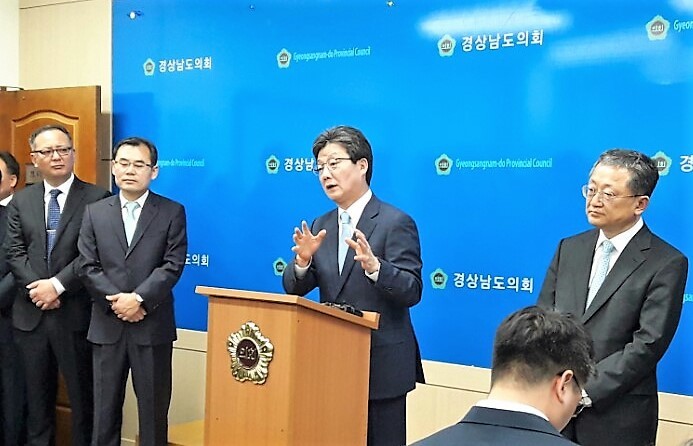 유승민 바른정당 대통령후보가 6일 경남도의회 브리핑룸에서 기자간담회를 열어 경남도지사 보궐선거를 막으려는 홍준표 경남지사를 강하게 비판했다.