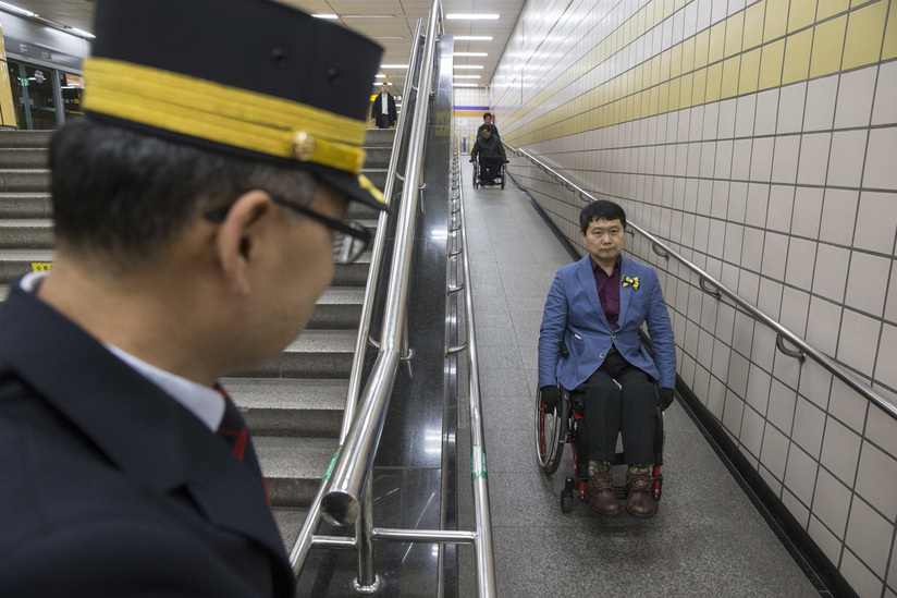 약자의 세상살이는 여전히 겨울이다. 언제쯤 이들도 완연한 봄기운을 느낄 수 있을까. 서울디자인재단과 무의(무의는 ‘장애를 무의미하게’라는 뜻으로, 장애인에 대한 인식 개선과 이동권 확대 운동을 진행하는 장애인협동조합)는 6일 오전 서울 마포구 공덕역에서 지하철 환승 현장체험을 했다. 교통약자를 위한 ‘서울지하철 환승 지도’를 개발하기 위해서다. 한 참석자가 장애인 경사로로 이동하고 있다.  김성광 기자 flysg2@hani.co.kr