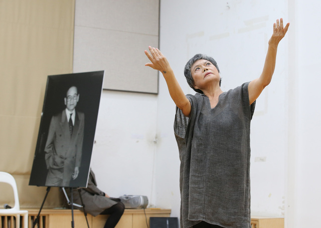 6일 오후 서울 대학로 예술가의 집에서 열린 ‘예술평론가 박용구 1주기 추모행사, 박용구를 기억하는 어깨동무 모둠 잔치’에서 홍신자 현대무용가가 추모공연을 하고 있다. 김태형 기자 xogud555@hani.co.kr