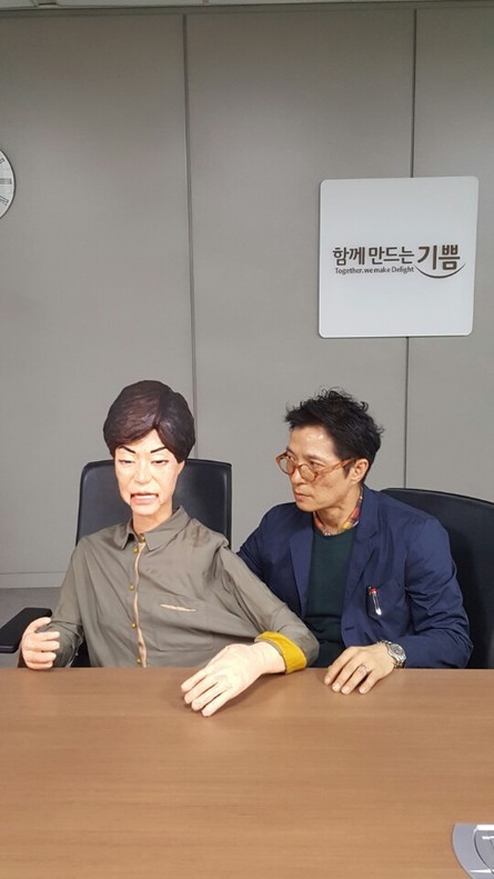 양한모 기자와 그가 만든 실물 크기의 박근혜 전 대통령 캐리돌