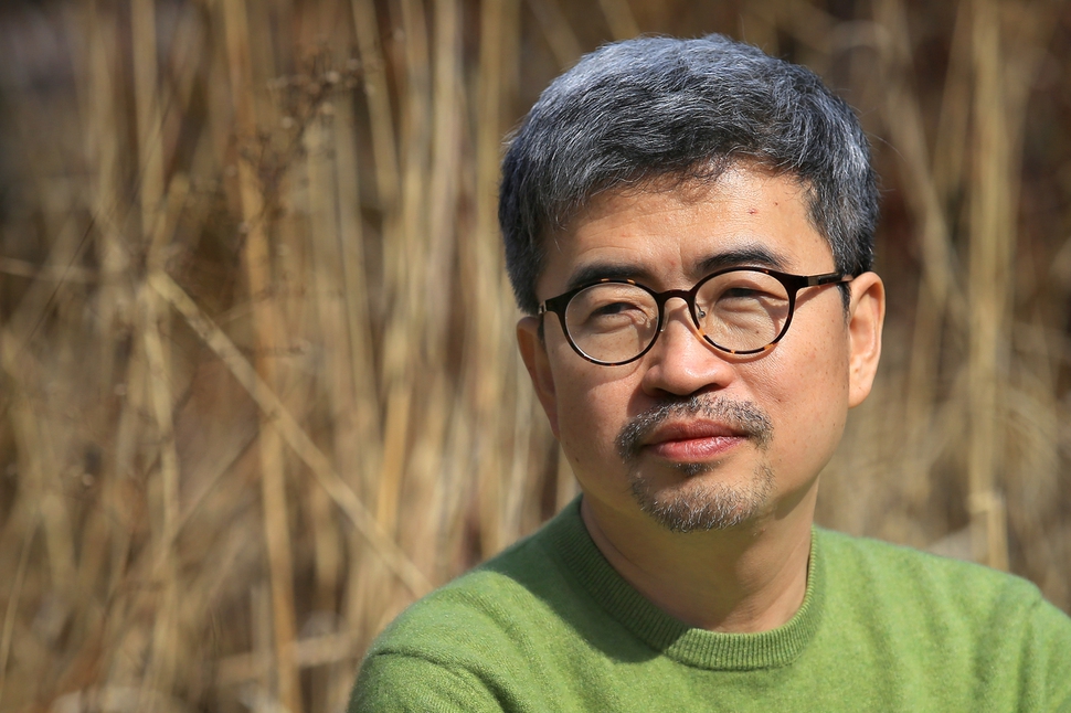 세월호 참사와 직간접적으로 관련된 이들의 이야기를 담은 연작 소설집 <아름다운 그이는 사람이어라>를 낸 소설가 김탁환. “사람과 사람이 만나는 순간의 아름다움을 담고자 했다”고 ‘작가의 말’에 썼다. <한겨레> 자료사진
