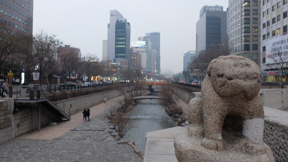 본래의 자리에서 북쪽으로 옮겨져 복원된 광통교(廣通橋)는 그대로 서울의 역사다. 종로에서 남대문으로 이어지는 대로의 중심이었고 도성 안에서 가장 컸던 다리였다. 광통교 난간에 서서 돌짐승의 깨진 다리를 본다. 저것은 사자일까. 사진 신상웅