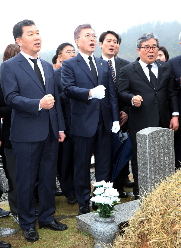 문재인 더불어민주당 대선 후보(앞줄 왼쪽 둘째)가 6일 오전 광주 북구 운정동 국립5·18민주묘지를 찾아 ‘임을 위한 행진곡’의 주인공인 박기순·윤상원씨 묘를 참배한 뒤 이 노래를 부르고 있다. 광주/강창광 기자 chang@hani.co.kr