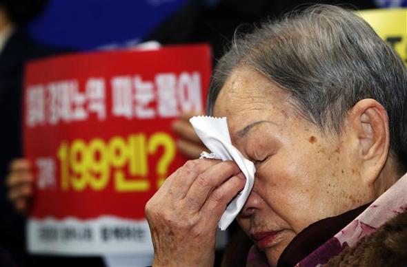김재림 할머니가 지난 2015년 일본 정부로부터 후생연금 탈퇴 수당 199엔을 지급받은 뒤 열린 규탄 기자회견장에서 눈물을 흘리고 있다. 연합뉴스