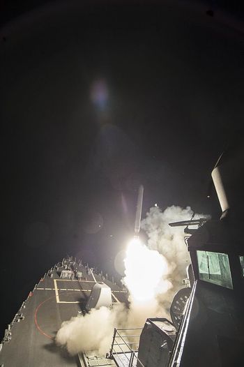 지중해에 배치된 미군 구축함 로스호에서 7일 새벽(현지시각) 시리아 공군기지를 향해 토마호크 미사일이 발사되고 있다. 미국 해군 누리집