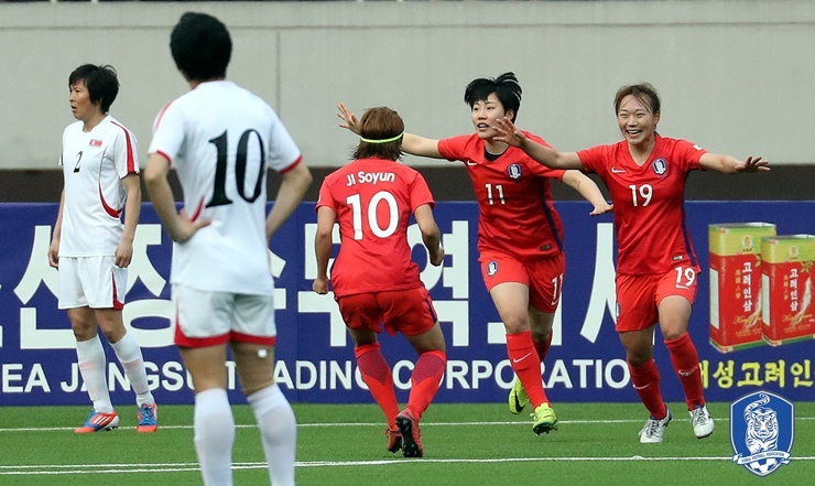 한국의 장슬기(19번)가 7일 오후 평양 김일성경기장에서 열린 2018 여자아시안컵 B조 예선 후반 30분 북한을 상대로 1-1 동점골을 넣은 뒤 환호하고 있다. 평양/사진공동취재단