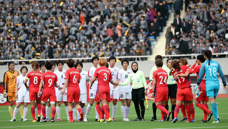 7일 오후 평양 김일성경기장에서 열린 2018 아시아축구연맹(AFC) 여자아시안컵 B조 예선에서 남북대표팀 선수들이 1-1로 비긴 뒤 서로 악수를 하고 있다. 이날 후반 30분 동점골을 넣은 한국의 장슬기(오른쪽에서 네번째)가 지소연과 포옹을 하고 있다. 평양/사진공동취재단