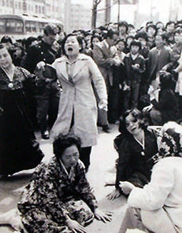1975년 4월9일 서울 서대문형무소 앞에서 인혁당 사건 관련자들에게 사형이 집행됐다는 소식을 들은 유가족들이 오열하고 있다. <한겨레> 자료사진
