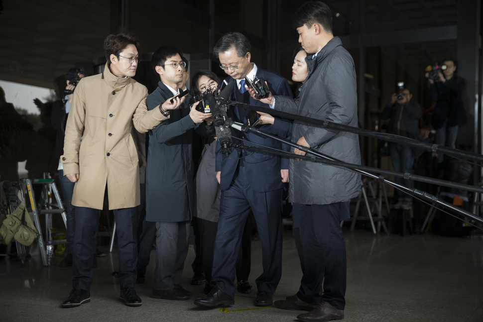 우병우 전 청와대 민정수석이 6일 오전 피의자 신분으로 서울 서초동 서울중앙지검으로 들어서고 있다. 특검을 포함하면 세 번째 검찰 조사다. 김성광 기자 flysg2@hani.co.kr