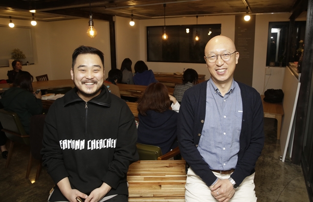 인문서점 ‘림’의 공동대표인 이승욱씨(오른쪽)와 황정치씨.