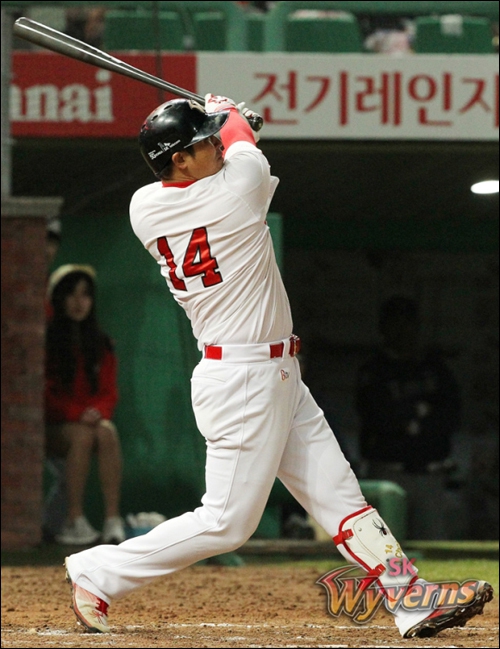 프로야구 SK 와이번스 최정이 8일 NC 다이노스와의 경기에서 한 경기 4홈런의 대기록을 작성했다. 사진제공=SK 와이번스 구단