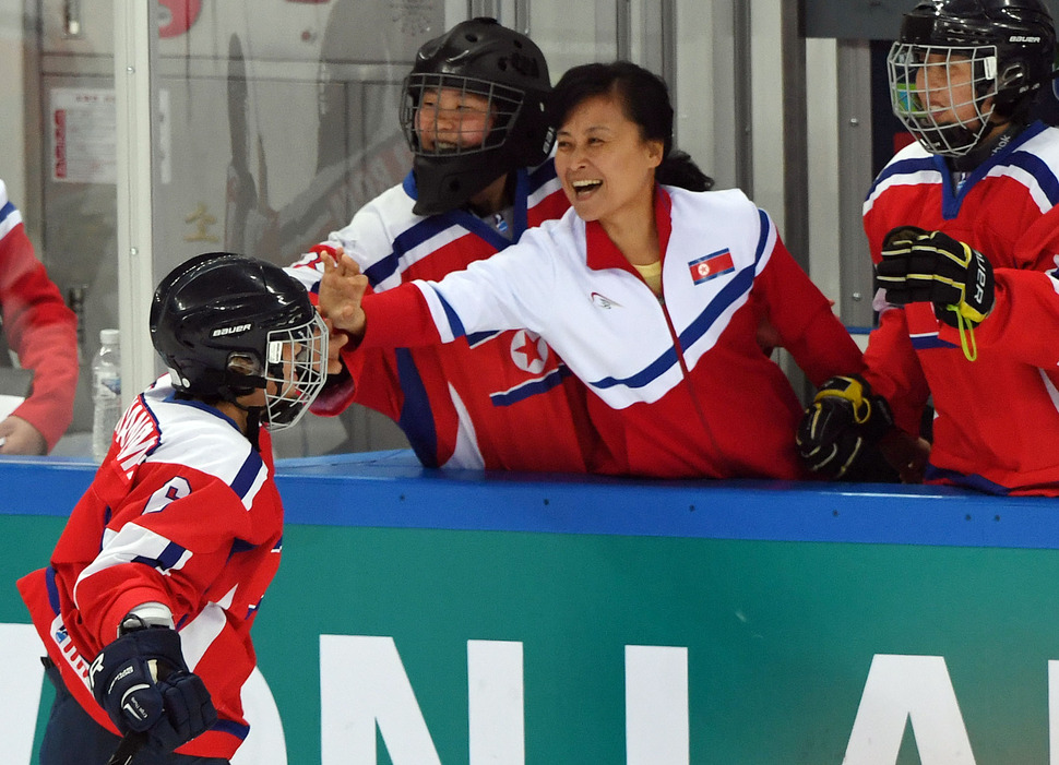8일 오후 강원 강릉시 관동하키센터에서 열린 ‘2017 국제아이스하키연맹(IIHF) 여자 세계선수권대회 디비전 2그룹 A‘ 북한과 슬로베니아 경기에서 북한팀 정수현이 슛을 성공시키자 코치진과 하이파이브를 하고 있다. 2017.4.8