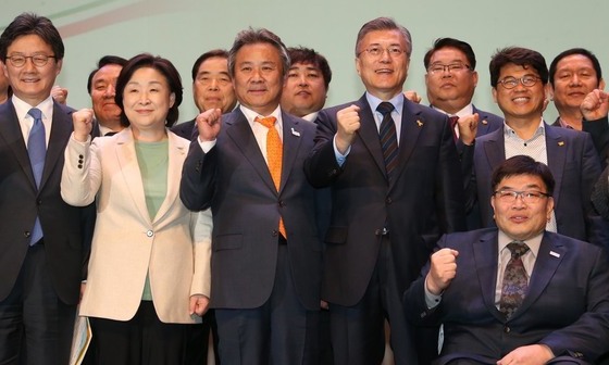 ‘적폐 프레임’ 고수한 문재인, 외연 확장 ‘여전히 고민’