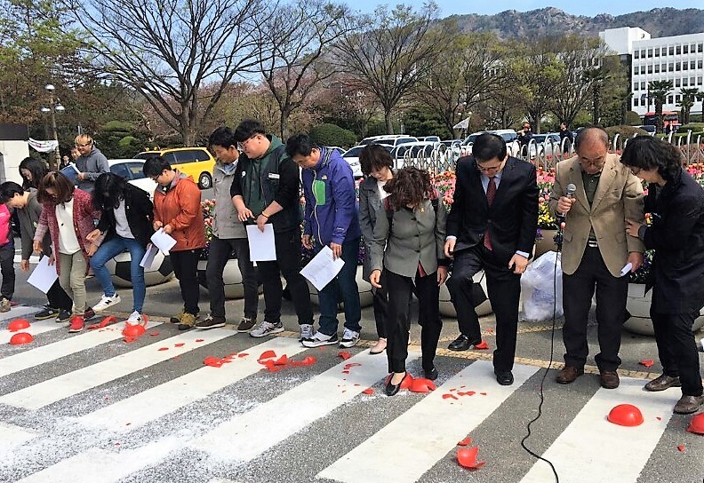 경남 시민사회단체 회원들과 야권 인사들이 10일 경남도청 들머리에서 기자회견을 열어 도지사 보궐선거를 무산시키고 떠나는 홍준표 지사를 비판하며, 소금을 뿌리고 바가지를 깨는 몸짓을 하고 있다. ‘적폐청산과 민주사회건설 경남운동본부’ 제공