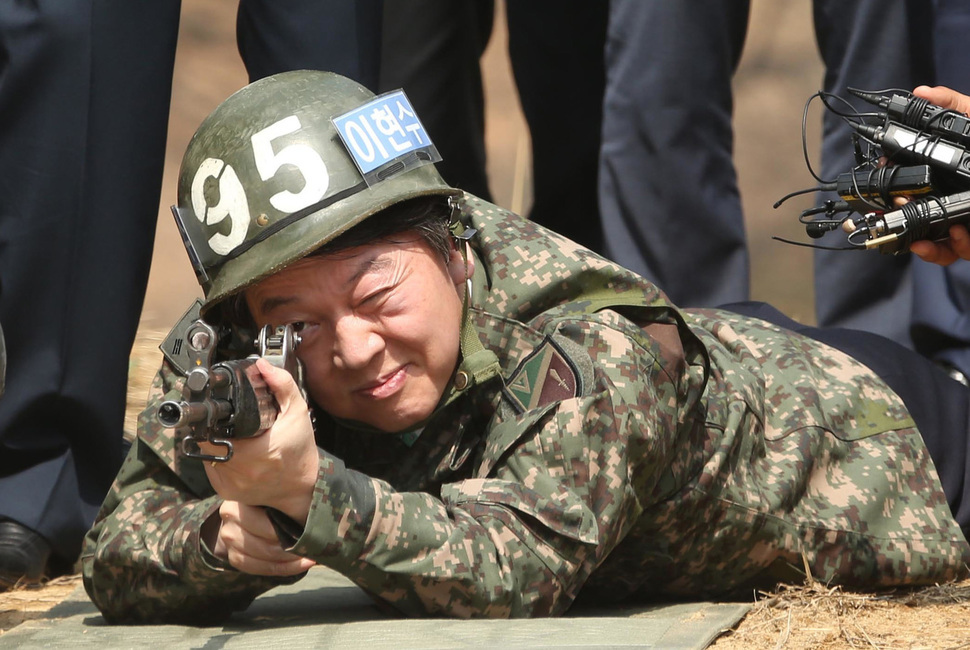 안철수 국민의당 대선후보가 7일 인천 부평구 17사단 신병교육대를 방문해 사격술 예비훈련(PRI) 중 총신에 돌을 올려놓고 격발하는 훈련을 직접 해보고 있다. 인천/이정우 선임기자 woo@hani.co.kr