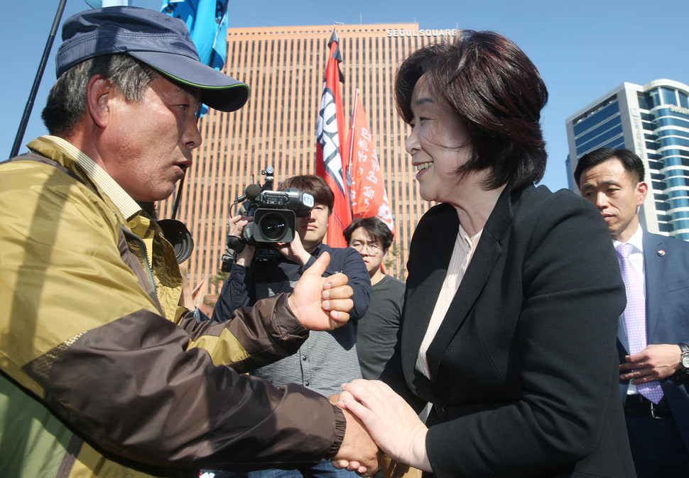 심상정 정의당 대선후보가 10일 오후 서울역 광장에서 열린 전국농민대회에 참석해 참석자들과 인사하며 지지를 호소하고 있다. 신소영 기자 viator@hani.co.kr