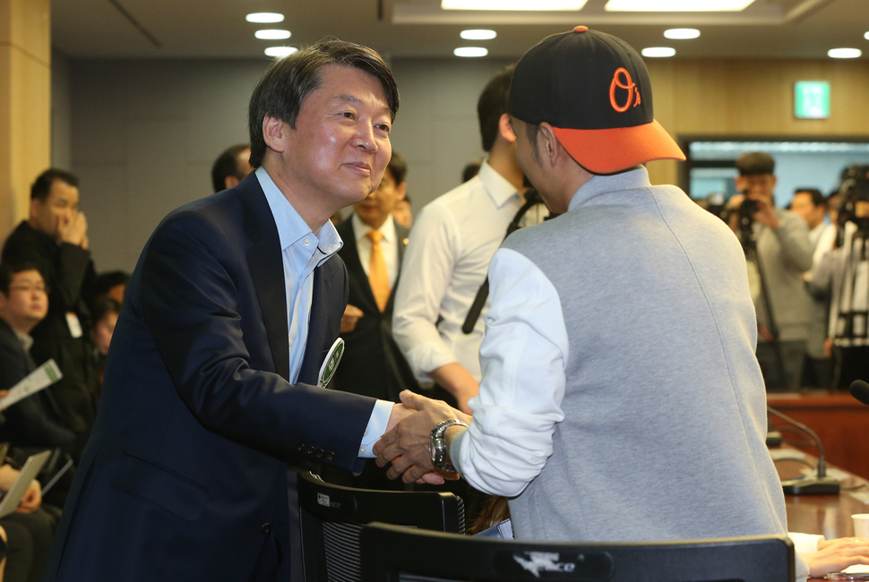 안철수 국민의당 대선 후보가 10일 오전 국회 의원회관에서 열린 `청년일자리 (be)정상회담' 행사에서 청년들과 인사하고 있다. 강창광 기자 chang@hani.co.kr