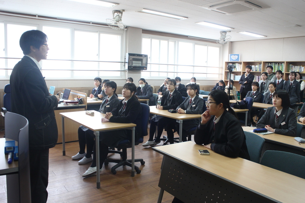 지난달 28일 서울 미림여자정보과학고 권지웅 교사가 '자연과학과 인문학의 만남'이라는 주제로 동료교사와 학생들에게 인문학 강의를 하고 있다.