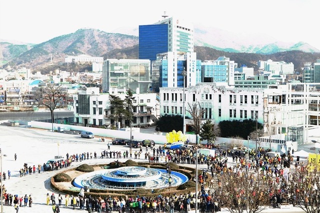 2015년 2월 8일 도청 앞 분수대에서 세월호 참사 300일 추모행사가 열리고 있다. 김향득 사진가