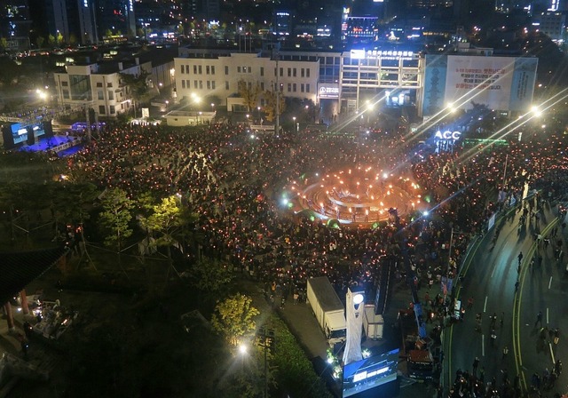 2016년 11월19일 광주 옛 전남도청 앞 광장 분수대에서 `횃불시위'가 재현되고 있다.김향득 사진가