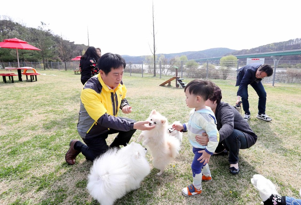 정찬민 용인시장이 12일 개장을 앞둔 기흥호수공원 반려동물 놀이터에서 반려견과 함께 나선 시민을 만나고 있다. 사진 용인시 제공