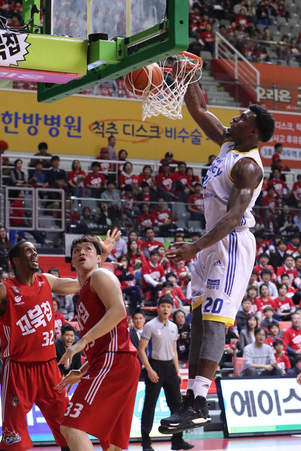 삼성 라틀리프가 11일 고양실내체육관에서 열린 2016-2017 프로농구 고양 오리온과의 4강 플레이오프 1차전에서 덩크슛하고 있다. 고양/연합뉴스