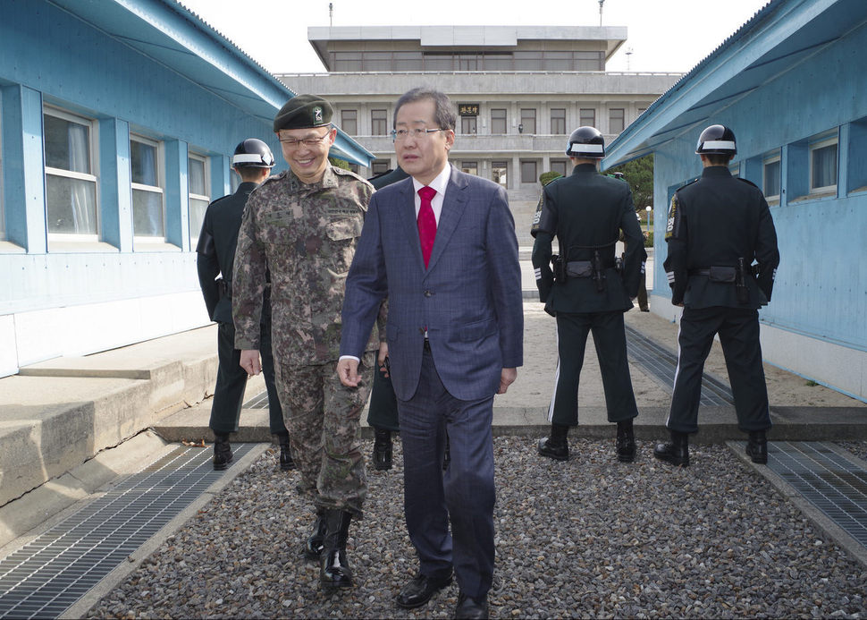 홍준표 자유한국당 대선 후보(가운데)가 11일 오전 경기도 파주시 판문점 공동경비구역(JSA)을 둘러보고 있다. 자유한국당 제공