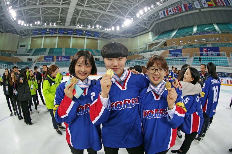 한국 여자 아이스하키 국가대표 ’고교 3인방’ 이은지(왼쪽부터)와 김희원, 엄수진이 8일 강릉하키센터에서 열린 국제아이스하키연맹(IIHF) 세계대회 디비전 2 그룹 A에서 우승한 뒤 금메달을 들고 기뻐하고 있다.  사진 하키포토 제공