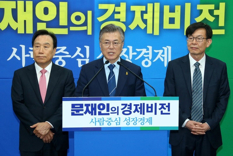 문재인 더불어민주당 대선 후보가 12일 오전 서울 여의도 당사에서 ‘사람 중심의 성장 경제’라는 경제 비전을 발표하고 있다. 왼쪽은 문 후보 캠프 ‘새로운 대한민국 위원회’의 김광두 위원장, 오른쪽은 김상조 부위원장. 이정우 선임기자 woo@hani.co.kr