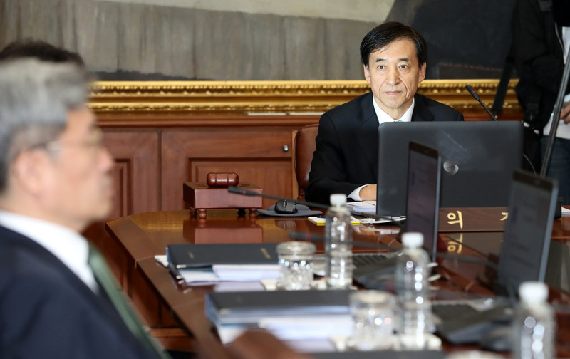 이주열 한국은행 총재가 13일 오전 서울 중구 한국은행에서 금융통화위원회를 주재하고 있다. 연합뉴스