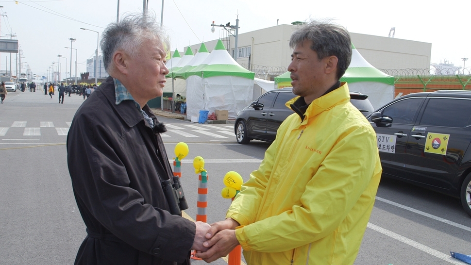 소설가 김훈이 유민 아빠 김영오씨와 이야기를 나누고 있다. <한국방송> 제공