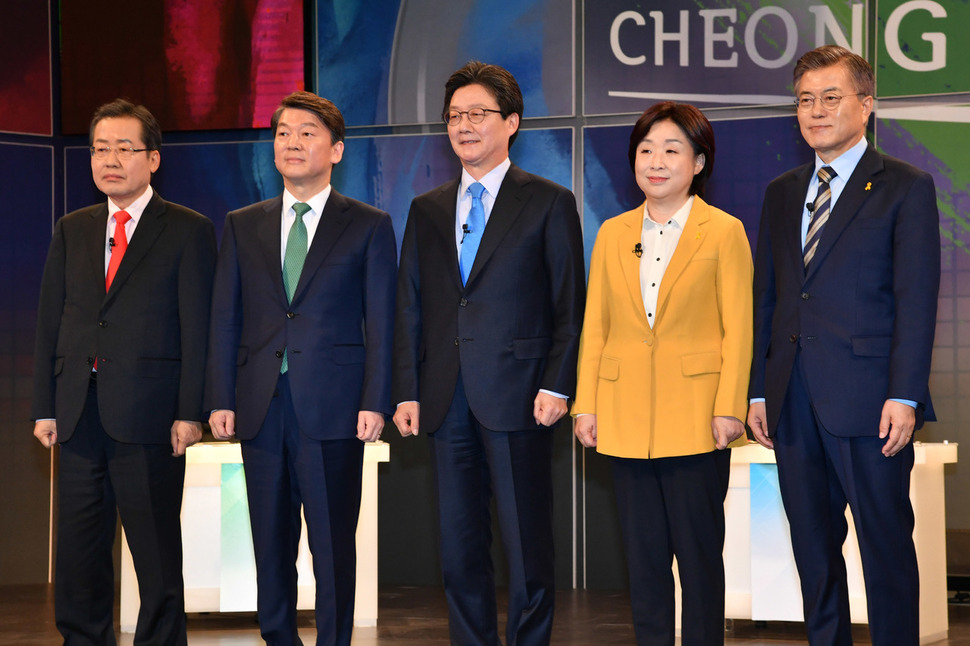 SBS와 한국기자협회가 공동으로 13일 서울 마포구 상암동 SBS 프리즘 타워에서 가진‘2017 국민의 선택, 대통령 후보 초청 토론회'에서 (좌측부터) 자유한국당 홍준표, 국민의당 안철수, 바른정당 유승민, 정의당 심상정, 더불어민주당 문재인 대선후보가 토론회에 앞서 기념촬영을 하고 있다. 국회사진기자단