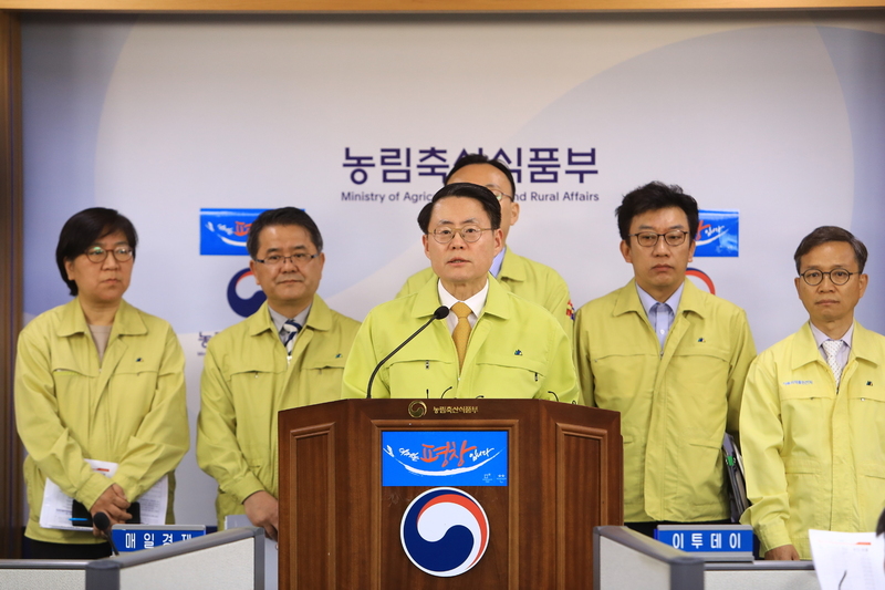 김재수 농림축산식품부 장관이 12일 정부세종청사에서 조류인플루엔자·구제역 방역 개선대책을 발표하고 있다. 농림축산식품부 제공.
