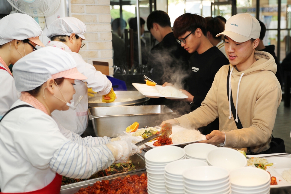 부산대 식당인 금정회관에서 학생들이 1000원짜리 저녁을 먹기 위해 식판을 들고 있다. 부산대 제공