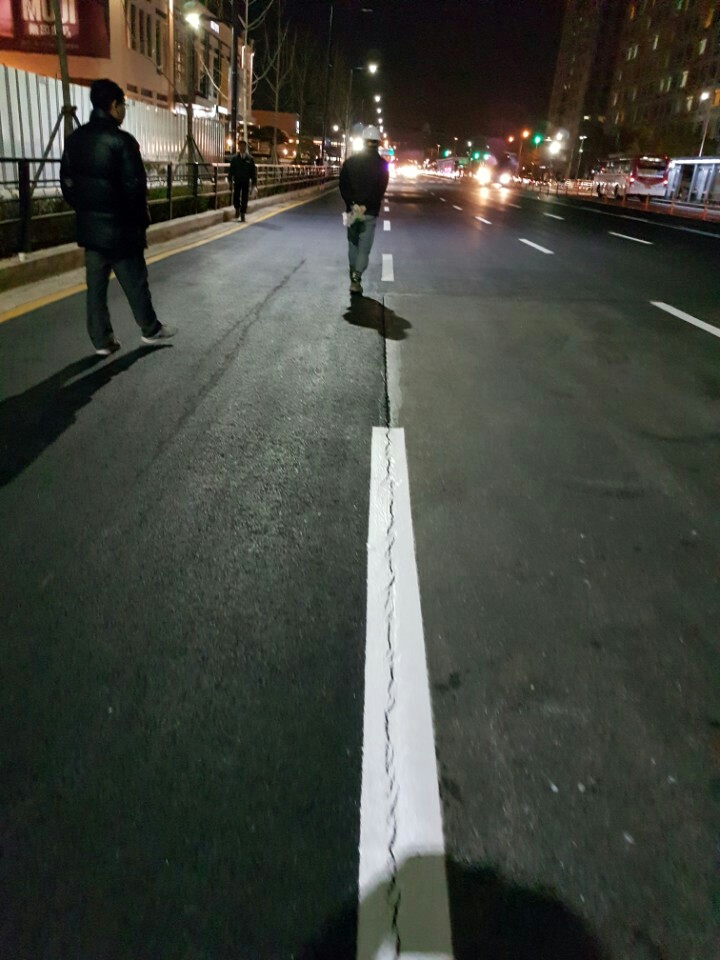 지난 12일 오후 7시50분께 경기도 고양시 일산동구 백석동 요진와이시티 인근 도로에 또 다시 균열이 발생해 일대 교통이 한동안 통제됐다. 독자 제공