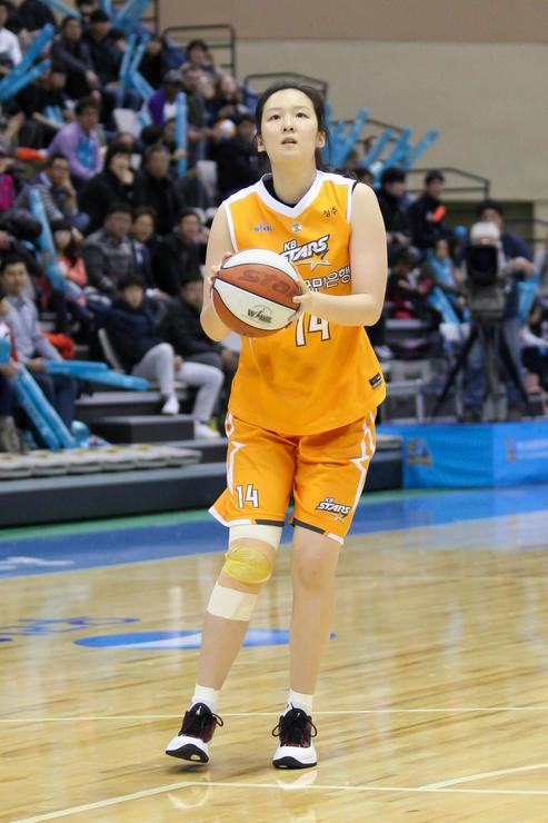 국민은행에서만 13년 뛴 여자프로농구 청주 국민은행 김수연이 13일 전격 은퇴를 선언했다. 연합뉴스 자료사진