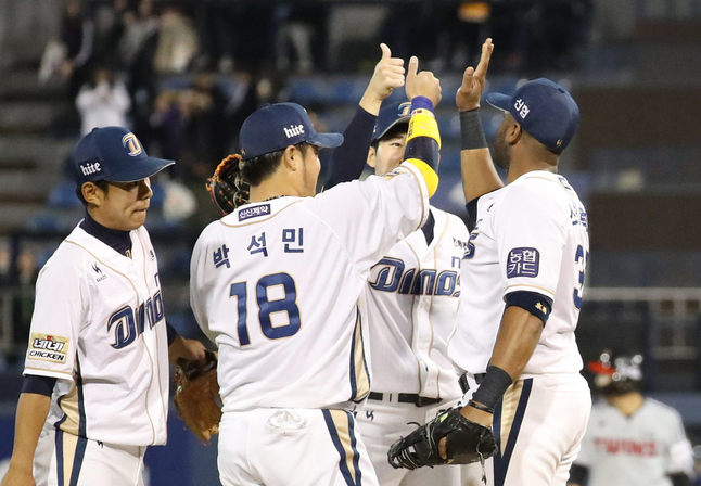 NC가 13일 경남 창원시 마산구장에서 열린 프로야구에서 LG에게 3-1 승리를 거둔 뒤 선수들이 기뻐하고 있다. 연합뉴스