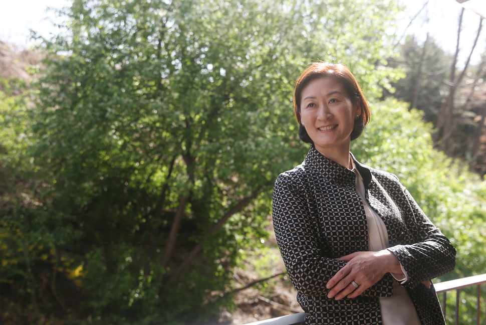 박미희 흥국생명 여자배구팀 감독이 12일 오후 서울 종로구 한 카페에서 인터뷰에 앞서 사진을 찍기 위해 포즈를 잡고 있다. 신소영 기자 viator@hani.co.kr
