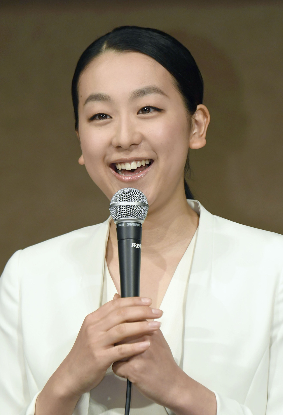 일본 피겨스케이팅의 여자싱글 간판이었던 아사다 마오(27)가 12일 도쿄 시내 한 호텔에서 취재진에게 은퇴 결정의 계기와 심경 등을 상세하게 밝혔다. 그는 기자회견에서 ‘‘올림픽 금메달리스트이자 한국의 라이벌인 김연아는 어떤 존재였는가‘‘라는 질문을 받고 "서로 좋은 자극을 주고받았던 존재"라며 "함께 성장할 수 있도록 북돋워 줬다"라고 밝혔다 도쿄/연합뉴스