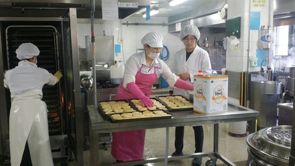 10일 경기 광명시 소하중 급식실에서 콩기름을 대신해 비지엠오(GMO) 가공식품인 현미유 식용유로 치즈 돈가스를 만들고 있다. 홍용덕 기자