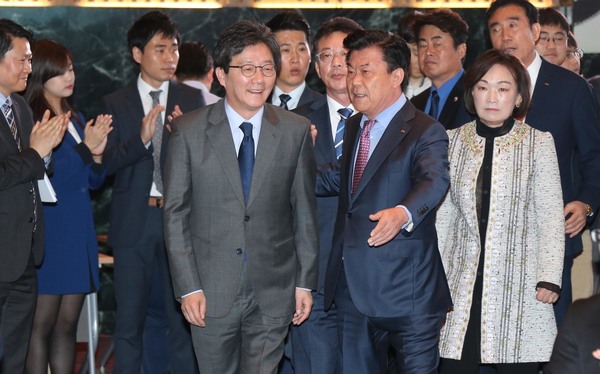 유승민 바른정당 대선 후보(앞줄 왼쪽)가 14일 오전 서울 영등포구 여의도 중소기업중앙회에서 차기정부의 중소기업정책과 관련해 강연을 하려고 박성택 중소기업중앙회장과 함께 들어서고 있다. 이정우 선임기자 woo@hani.co.kr