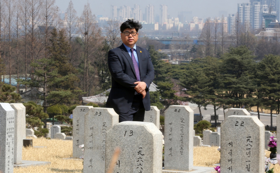 연간 150여명의 군 사망자 가운데 100명가량이 자살로 목숨을 잃는 게 현실이다.  고상만 전 군 의문사 조사관은 “군 수사기관이 결론을 냈는데 그것을 유족이 납득하고 동의할 수 없으면 의문사”라며 “그걸 속 시원히 규명해야 할 책임은 국가에 있다”고 강조했다. 강재훈 선임기자 khan@hani.co.kr