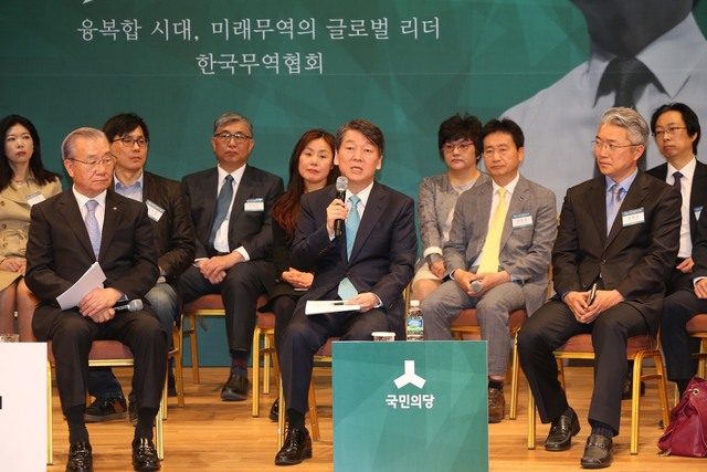 안철수 국민의당 대선 후보(가운데)가 14일 오전 서울 삼성동 코엑스 컨퍼런스룸에서 열린 ‘무역인과의 간담회’에서 질문에 답하고 있다. 강창광 기자 chang@hani.co.kr