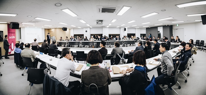 지난 4일 서울 마포구 염리동 서울시50플러스 중부캠퍼스 인생학교 1기 입학식 모습. 아직 낯설지만 커뮤니티를 만들면서 서로서로가 인생 2막을 함께 준비할 동지라는 것을 깨닫게 된다. 이미지메이커스 제공