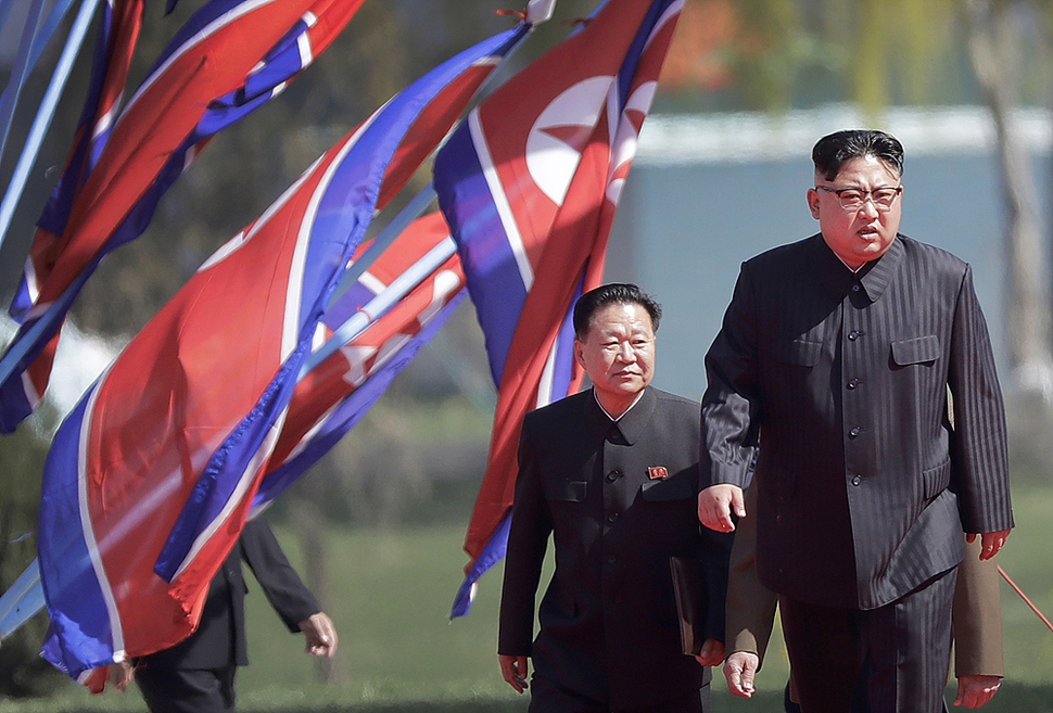 김정은 북한 노동당 위원장이 13일 평양 주택단지 여명거리 준공식에 예고없이 참석하고 있다. 김위원장이 외신기자들이 모인 여명거리 준공식에 참석한 것은 대북 제재 속에서도 건재를 과시하기 위한 것으로 풀이된다. 평양/AP 연합뉴스